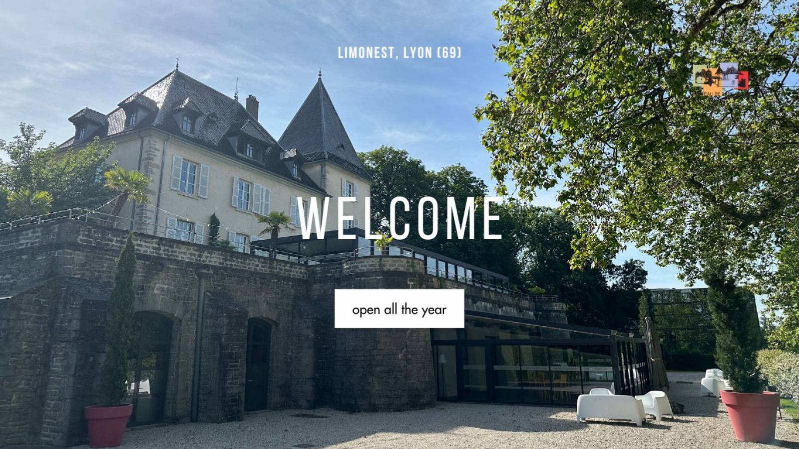 Located in Limonest, 15 minutes from the center of Lyon, Castle Sans Souci Limonest