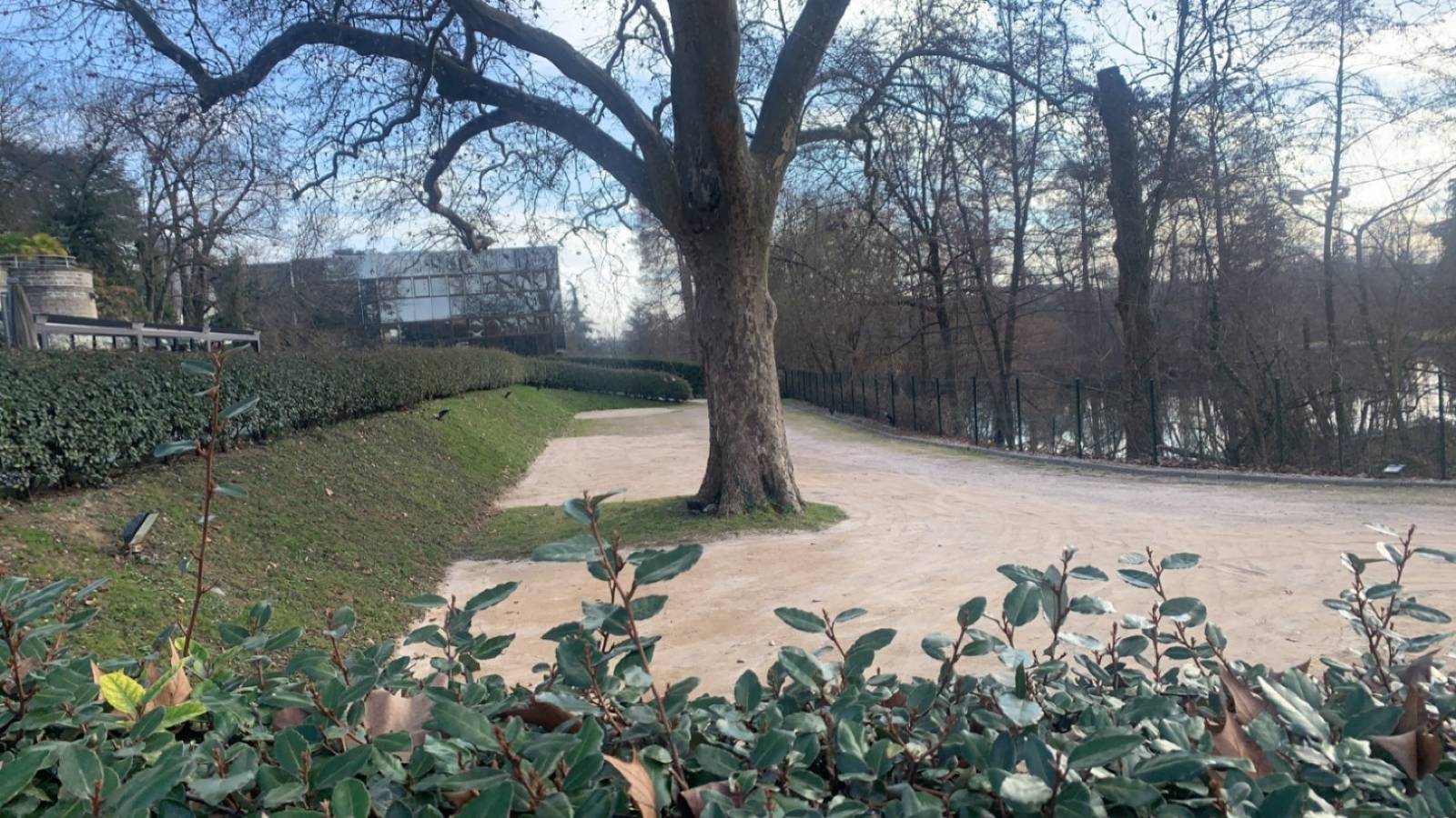 Parking crée au dessus de l'étang