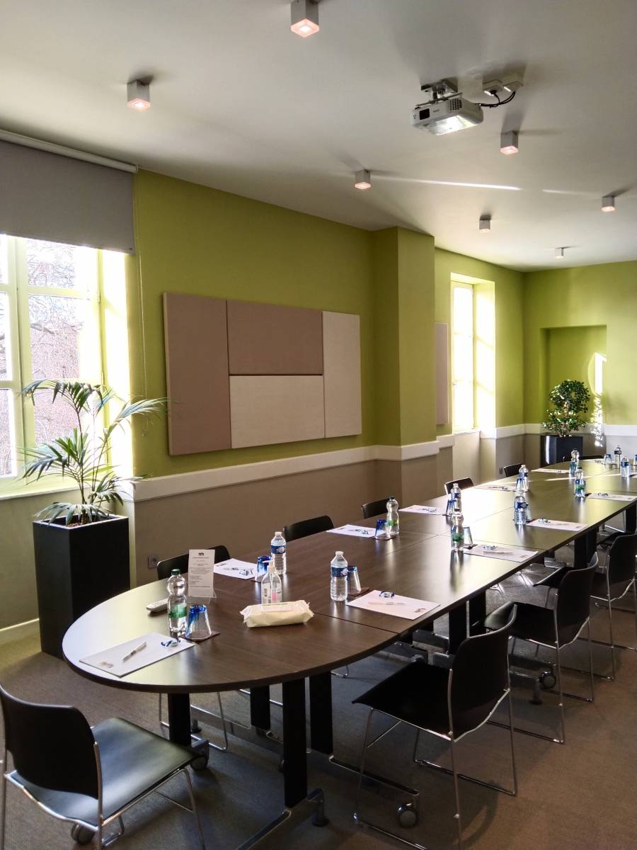 Salon privatisé de 47 m² entièrement équipé 15 km de Lyon