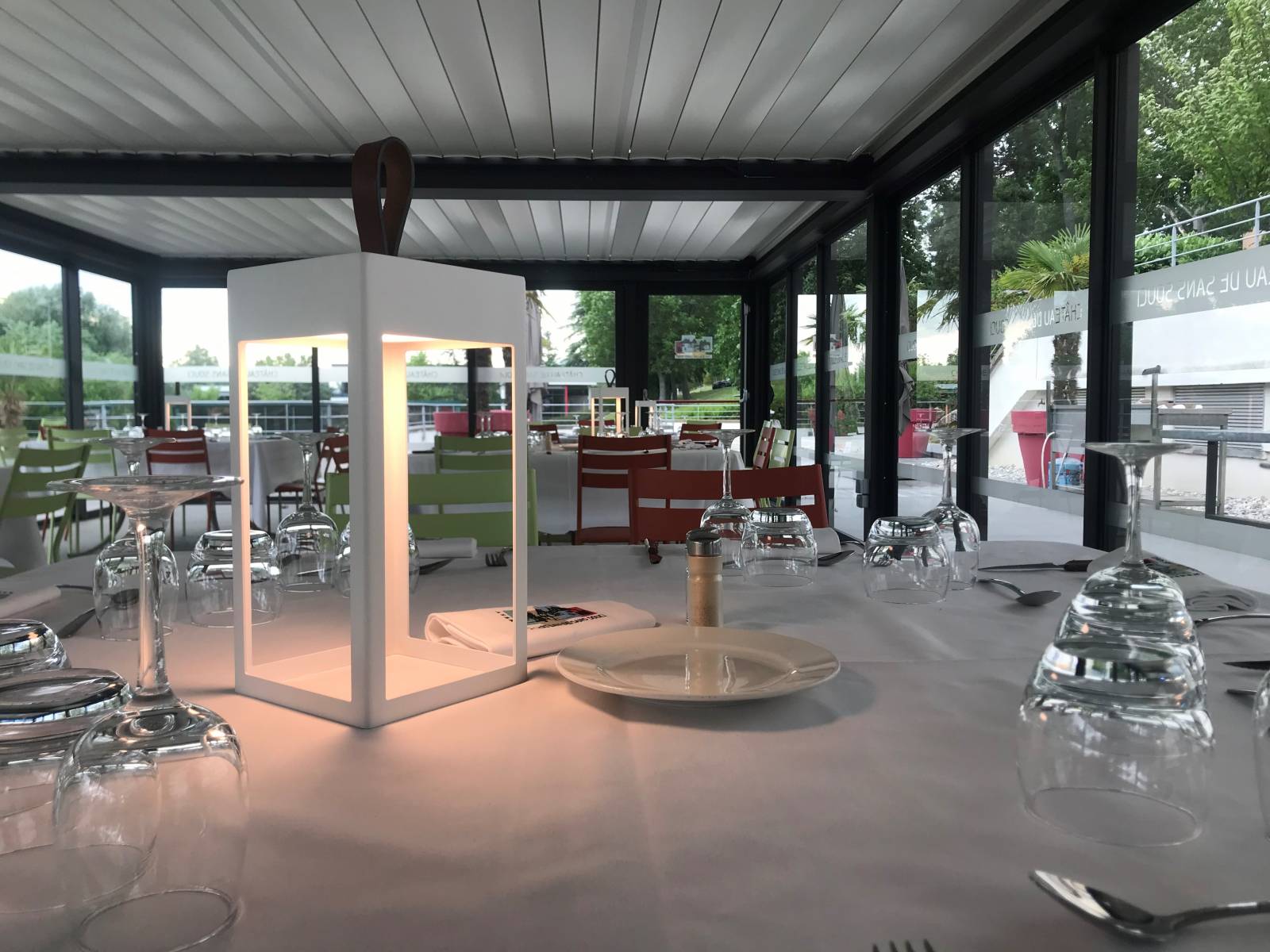 Terrasse avec pergola pour diner de groupe à Limonest