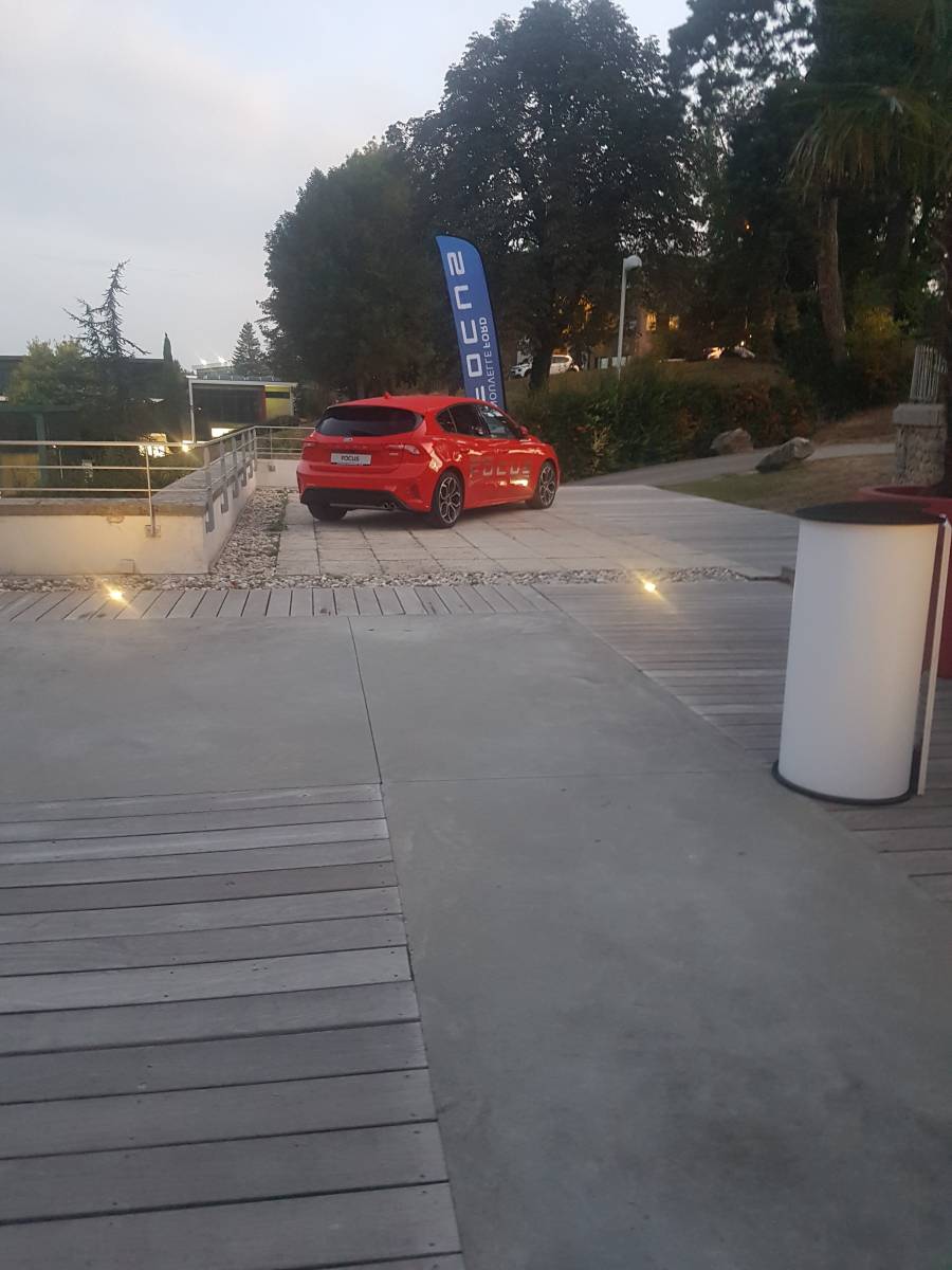 Lancement de produit : Nouveau véhicule dan un lieu idéal à Limonest dans le Rhône