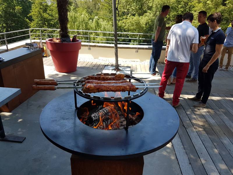 Grillades au BBQ feu de bois pour votre déjeuner de groupe dans le Rhône