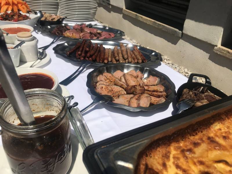 Déjeuner de communion conviviale avec une plancha façon BBQ à Lyon