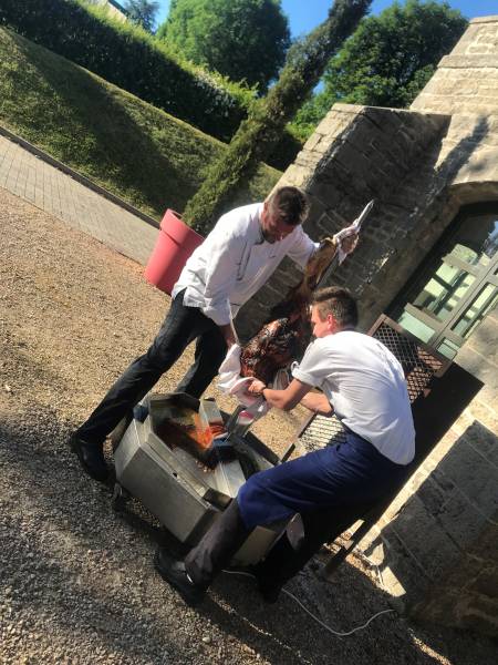 cuisse de veau marinée et cuite à la broche pour un diner estival en toute convivialité avec 80 personnes