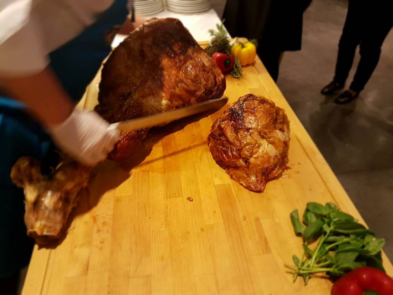 Buffet  avec viand cuite en broche pour un diner de 100 personnes