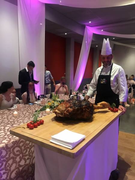 Mariage festif avec cuisse de veau en broche à Limonest au château de sans souci