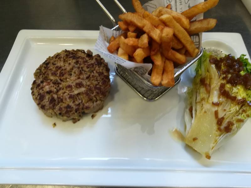 Tartare de boeuf César, frites maison