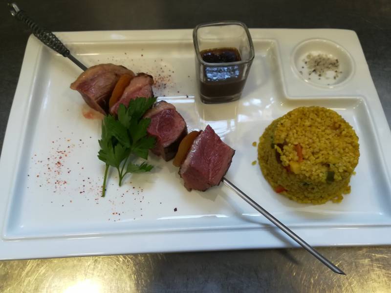 Brochette de canard et abricots, boulghour