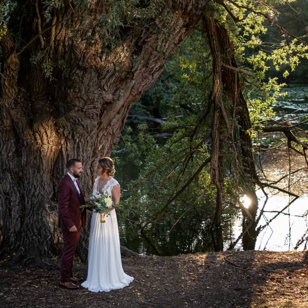 Mariés aux bord de l'étang