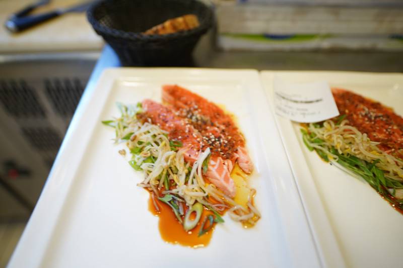 Tataki de saumon mariné / cébettes