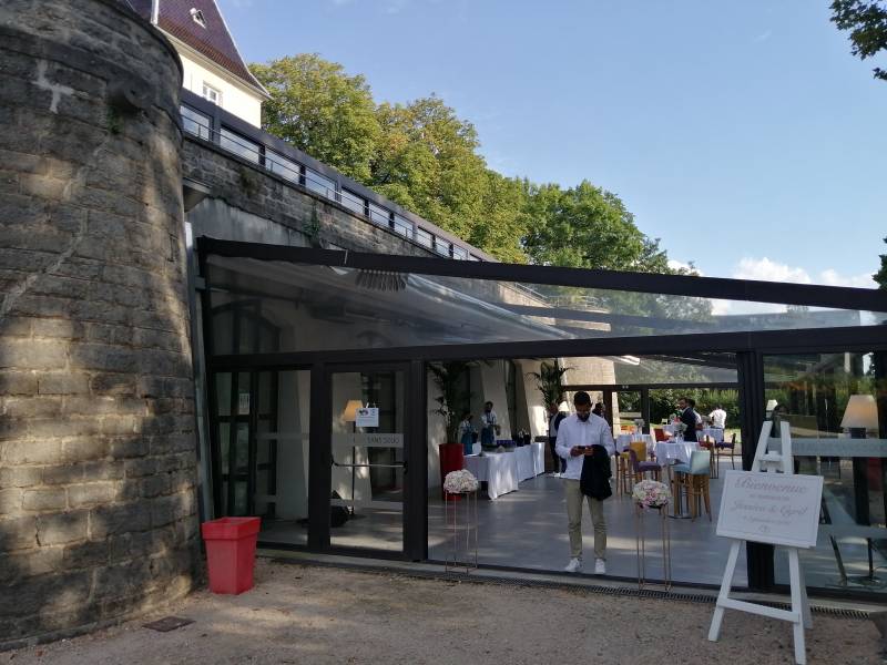Terrasse ouverte sur l'extérieur