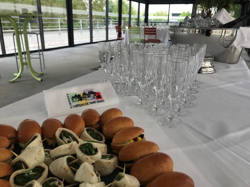 Apéritif cocktail avec des pièces individuelles variées et copieuses, chateau de sans souci , Limonest