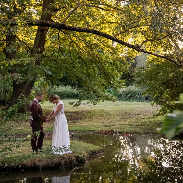 Mariés au bord de l'étang