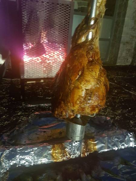 cuisson d'une viande en broche pour dîner festif de 90  alpes